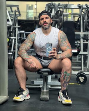 Carlo Villarreal Instagram - En mi lugar favorito para fotos en el gimnasio, sentado porque ya estoy grande 🌚