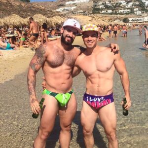 Carlo Villarreal Instagram - Cuando éramos los menos bronceados de la playa 😂 @brunoolvez