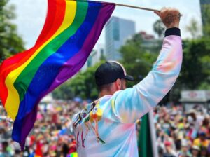 Carlo Villarreal Instagram - Cada quien sabe su lucha y lucha como quiere y como puede. 
Orgullo 2022🌈 

Foto @dandayz 

Chaquetita @cachorritos_mexico