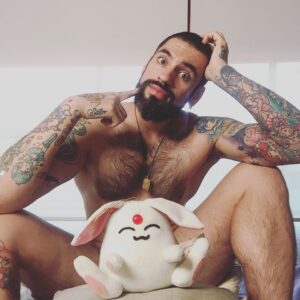 Carlo Villarreal Instagram - Muy cansado, pero muy feliz 🙂⭐️✌️