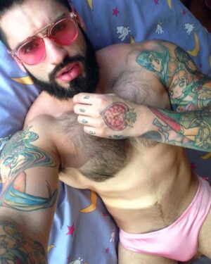 Carlo Villarreal Instagram - In love with my new VON FEIGENBLATT SHADES ! 💖💕😎✨ I want them all !!! Visit to see more cool and hot stuff WWW.FEIGENBLATT.ES
#vonfeigenblatt @feigenblatt_alejandro #seda #silk #gafasdesol #sunglasses #shades #nosinmipañuelo #compraonline #yaalaventa
#compraahora #pañuelosdeseda #silkscarves #corbatasdeseda #corbatas #pajaritadeseda #silkbowties #sailormoon #tattoo