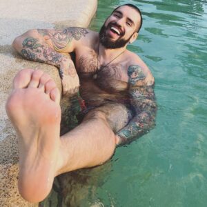 Carlo Villarreal Instagram - Un pie 🦶😂✌️✨