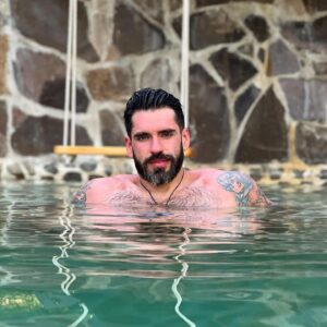 Carlo Villarreal Instagram - Feliz Día 🌹. Por un año lleno de amor, amistad, detalles y cosas bonitas, que no se quede solo en 1 día ❤️‍🔥
