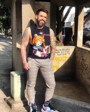 Carlo Villarreal Instagram - El otro día salí y me tome una foto porque me bañé y me sentía fresco, libre y natural.