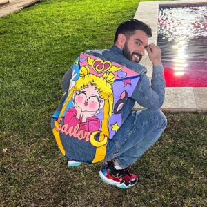 Carlo Villarreal Instagram - Hice como que me agaché a recoger algo pa presumirles mi hermosa camisa personalizada de SailorMoon por @luisgomez.custom ✨🌙💖😘. Pintada completamente a mano, retrata súper padre pero en persona es un sueño.