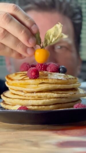 Carlos Bertolazzi Instagram - Hoje tem 🥞PANQUECA AMERICANA 🥞

2 xícaras de leite
2 ovos
2 xícaras de farinha de trigo
1 colher de sopa de açúcar 
2 colheres rasas de chá de fermento químico 
1 pitada de sal

Complementos: Manteiga, mel ou maple syrup, frutas vermelhas.

Aproveite a Black Friday da @portobrasilceramicaoficial pra comprar minhas louças GEO e arrasar na apresentação. Link na BIO.