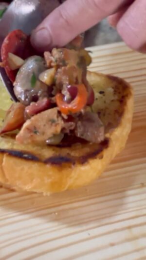 Carlos Bertolazzi Instagram - Hoje tem 🥩 ENTREVERO 🥩

Nesse 20 de setembro em homenagem aos queridos gauchos vamos com essa receita tradicional 

400g de filé de frango
400g de filé suíno
400g de carne bovina
400g de linguiça calabresa
200 gramas de coração de galinha
100 gramas de bacon
1 cebola
2 dentes de alho
3 tomates
1 pimentão vermelho
1 pimentão verde
1 pimentão amarelo
salsinha
sal

Caso seja época pode colocar pinhão ;)