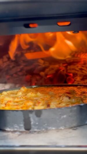 Carlos Bertolazzi Instagram - Hoje tem 🧀MAC’N’CHEESE GRATINADO🧀

Afinal, gratinado, até solado de havaianas fica bom, né?

250g de macarrão espiral ou caracol
50g de manteiga 
50g de farinha
2 xícaras de leite
300g de queijo de massa semidura 
50g de queijo de massa dura (para finalizar)
Sal 

Forno: Ooni @revolucaodapizza 
Prato: Linha GEO @portobrasilceramicaoficial 
Queijos: @ouro_canastra