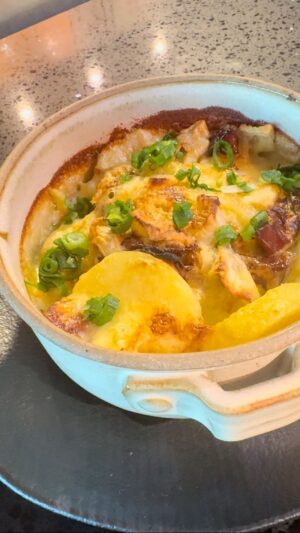 Carlos Bertolazzi Instagram - Hoje tem 🧀🥔🥓TARTIFLETTE🥓🥔🧀

2 batatas asterix (rosa)
125g de queijo reblochon (usei tomme)
1 cebola em fatias finas
70g de bacon
Sal na batata
Cebolinha

Já conhecia essa especialidade da Savoia?