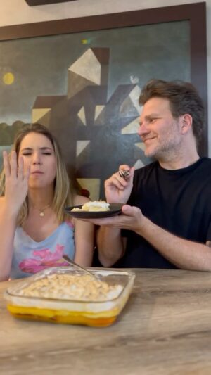 Carlos Bertolazzi Instagram - Hoje tem 🫨 CHICO BALANCEADO 🫨

Se você não conhece, faça logo. Essa receita eu conheci na primeira temporada do Receita de Família. É muito popular no sul do Brasil.

6 bananas
1 1/2 xícara de açúcar 
1 xícara de água quente 

3 a 4 gemas
1 lata de leite condensado 
1 caixinha de creme de leite 
1 xícara de leite 
Baunilha a gosto 

3 a 4 claras 
3/4 a 1 xícara de açúcar