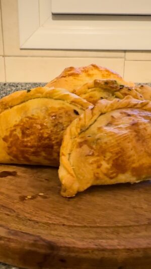 Carlos Bertolazzi Instagram - HOJE TEM 🥟🇦🇷EMPANADAS🇦🇷🥟

MASSA
1 xícara de leite quente
1/2 xícara de banha suína 
4 xícaras de farinha de trigo
1 gema de ovo
Sal

RECHEIO
1/2 xícara de banha suína 
400g de carne moída
400g de cebola picada
4 ovos
1 batata grande
Tempero a base de alho, pimenta, coentro, cominho, limão e sal
Água 
Gema pra pincelar