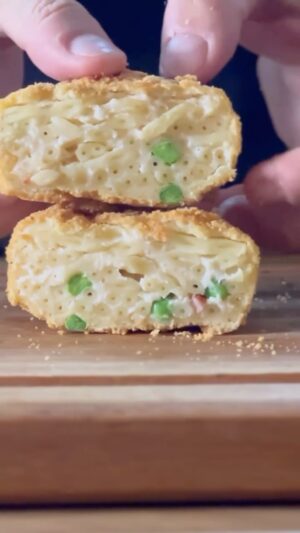 Carlos Bertolazzi Instagram - Hoje tem 🇮🇹 FRITATTINA NAPOLETANA 🇮🇹

Tradicional comida de rua na região da Campânia, mas pouco conhecida por aqui.
Vamos fazer?

350g de bucatini
500ml de leite 
70g de manteiga
70g de farinha de trigo
Sal
Pimenta
Noz moscada 
100g de ervilha congelada
150g de lombo defumado ou presunto 
2 ovos
Farinha de rosca
Oleo de algodão pra fritar