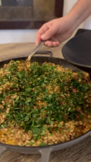Carlos Bertolazzi Instagram - Hoje tem 🍚🥩ARROZ DE COSTELA 🥩🍚

1 costela de ripa
1 cenoura
1 cebola
1 talo de alho poró
1/2 litro de vinho tinto
1/2 litro de água 
2 folhas de louro

1 pimentão vermelho
1 cebola
3 dentes de alho 
1 colher de páprica 

3 xícaras de arroz de grão curto 
6 xícaras de caldo de costela
Sal a gosto 
Salsinha a gosto 

Louça: Linha GEO @portobrasilceramicaoficial 
Panelas: @brinoxoficial 
Faca: @ivancamposblades 
Tabuas e mesa: @woodfuturebrasil