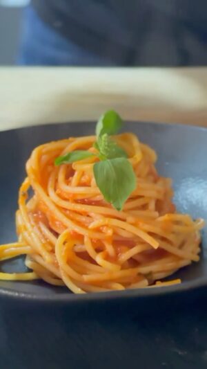 Carlos Bertolazzi Instagram - Hoje tem 🍝SPAGHETTI AL POMODORO🍝

Aprenda a fazer um delicioso um molho de tomate caseiro com dica de ouro pra ele ficar vermelhinho. 

320g de spaghetti de grano duro
1 kg de tomate italiano bem maduro
1 cenoura
1 cebola
2 dentes de alho
Manjericão 
2 colheres de azeite extravirgem 
Sal e pimenta a gosto 

Prato: Linha Geo @portobrasilceramicaoficial 
Panelas: Linha Cooper @brinoxoficial 
Tábua e mesa: @woodfuturebrasil