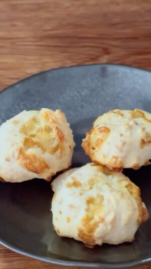 Carlos Bertolazzi Instagram - Hoje tem 🧀 PÃO DE QUEIJO COM LINGUIÇA 🧀

A receita mais fácil de pão de queijo que você vai encontrar. Se preferir pode fazer sem a linguiça também.
1 medida de queijo semi duro ralado grosso
1 medida de creme de leite 
1 1/2 medida de polvilho azedo
1 medida de linguiça calabresa ou Blumenau moída 
Sal

#paodequeijo #receitasimples #receitafacil #linguiça