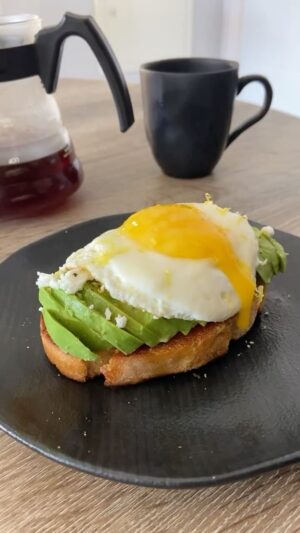 Carlos Bertolazzi Instagram - Hoje tem 🥑 AVOCADO TOAST 🥑

Bom dia!!! Pra mim uma das receitas imbatíveis pra um delicioso café da manhã.

2 fatias de pão 
1 abacate
1 colher de sopa de manteiga
1 colher de sopa de Boursin ou Feta ralado 
1 colher de sopa de azeite extravirgem
Sal e pimenta a gosto
2 ovos
Raspas de limão siciliano 

Pratos: Linha GEO @portobrasilceramicaoficial 
Panela: Linha Diamond @brinoxoficial 
Mesas e tábua: @woodfuturebrasil