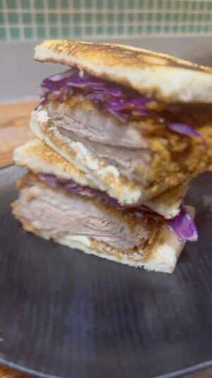 Carlos Bertolazzi Instagram - Hoje tem 🇯🇵 KATSU SANDO 🇯🇵 

Provavelmente um dos meus sanduíches preferidos no mundo ❤️
Barriga de porco
Gengibre em pó 
Sal com alho
1 colher de sake 
1 colher de shoyu
Farinha de trigo
Clara de ovo 
Panko

1/2 xícara de ketchup
1 colher de shoyu 
1/2 colher de molho inglês 
1 colher de açúcar 
1 colher de gengibre ralado 
Sal com alho

Maionese
Repolho Roxo
Pão de forma sem casca