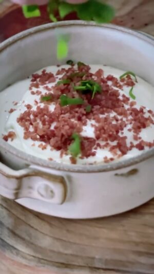 Carlos Bertolazzi Instagram - Hoje tem 🥚MAIONESE DE LINGUIÇA 🥚

500g de linguiça Blumenau
2 ovos
1 colher de chá de mostarda Dijon
1/4 de limão espremido
Salsinha a gosto
Sal
Óleo da linguiça

A linguiça frita, coloco um pouco na receita e o resto uso em outras receitas