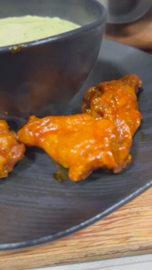 Carlos Bertolazzi Instagram - Hoje tem 🦬 BUFFALO CHICKEN WINGS 🦬

As coxinhas de asa mais crocantes acompanhadas de um molho tipo ranch de avocado

700g de coxinha de asa
50g de cremor tártaro
25g de bicarbonato de sódio 
50g de fécula de batata
Sal a gosto
Alho em pó a gosto 

1/2 avocado
1 xícara de nata
3/4 xícara de iogurte natural
1 colher de mostarda Dijon
Salsinha e sal

1/2 xícara de molho de pimenta 
70g de manteiga sem sal

Louças: Coleção GEO @portobrasilceramicaoficial 
Tábua: @woodfuturebrasil