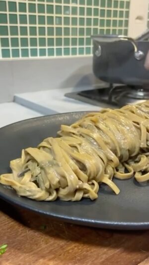 Carlos Bertolazzi Instagram - Hoje tem 🍝 TAGLIATELLE AÍ FUNGHI 🍝

250g de tagliatelle
1/2 cebola roxa
1 dente de alho
30g de funghi secchi 
150g de creme de leite ou nata
Sal a gosto
Salsinha a gosto

Aproveite a Black Friday da @portobrasilceramicaoficial. A minha linha GEO durante o mês inteiro com 20% de desconto até acabar os estoques.
Frente grátis a partir de 399 reais
Pagamento em até 10x sem juros 

Link na bio