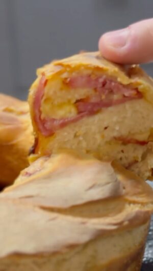 Carlos Bertolazzi Instagram - Hoje tem 🍞 TORTANO 🍞 

Aprenda a fazer o pão de linguiça que é a melhor entrada de várias pizzerias do Brasil.

2 xícaras de farinha de trigo
1 colher de sopa de açúcar 
5 gramas de fermento biológico seco
1 colher de cha de sal
1 colher de sopa de azeite
1/2 xícara de água 
2 linguiças calabresa cortada bem fininha para o recheio
1 xícara de queijo ralado grosso
