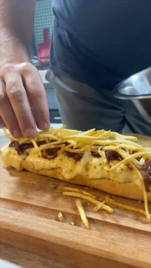 Carlos Bertolazzi Instagram - Hoje tem 🥩 STEAK FRITES SANDWICH 🥩

Pra esse sanduíche delicioso eu usei

Assado de tira preparado no Ooni da @revolucaodapizza 
Sal a gosto

1 batata fatiada bem fina
1 colher de sopa de vinagre 
Óleo pra fritar
Sal a gosto

1 cebola roxa
2 colheres de sopa de açúcar mascavo
Um pouco de vinho tinto

2 ovos
1 colher de chá cheia de mostarda
2 dentes de alho 
Salsinha
Sal
Óleo de girassol 

Queijo coalho 

Tábua: @woodfuturebrasil 
Panelas: @brinoxoficial