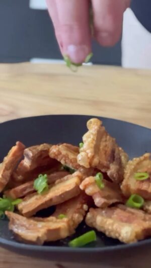 Carlos Bertolazzi Instagram - Hoje tem 🥓TORRESMO CROCANTE🥓

Receita infalível pro seu torresmo ficar bem crocante.

Barriga suína
Água 
Vinagre
Sal
Óleo pra fritar

Acompanha limão e cebolinha