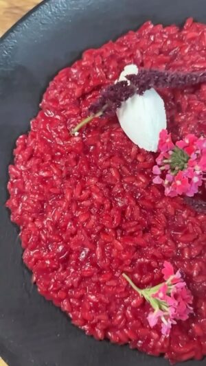 Carlos Bertolazzi Instagram - Hoje tem 💁🏼‍♀️💅RISOTTO DA BARBIE💅💁🏼‍♀️

160g de arroz arborio ou carnaroli 
500 ml de água 
1 beterraba grande
1 cebola roxa 
1/2 taça de vinho rosé seco
80g de pecorino romano
2 colheres de queijo boursin ou iogurte sem açúcar 
2 colheres de sopa de manteiga sem sal
Sal a gosto 

Pratos: Linha Geo @portobrasilceramicaoficial 
Panelas: Linha Cooper @brinoxoficial 
Mesa e tábua: @woodfuturebrasil