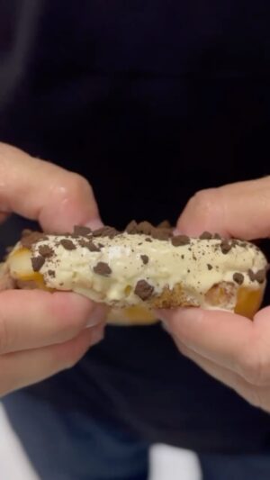 Carlos Bertolazzi Instagram - Hoje tem 🍩 DONUTS COOKIES & CREAM 🍩

A massa mais fofinha de donuts com esse recheio e cobertura irresistível 

300ml de leite
8g de fermento biológico seco
2 ovos
110g de manteiga sem sal 
50g de açúcar 
7 gramas de sal
450g de farinha de trigo

300g de Cream cheese
1 pacote de cookies Member’s Mark
1/4 xícara de cacau em pó

200g de chocolate branco

Faça como eu. Aproveite e compre todos os ingredientes no @samsclubbrasil. O cookie deles não tem igual. 🍪