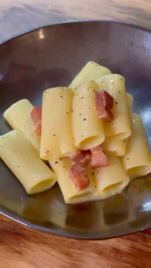 Carlos Bertolazzi Instagram - Hoje tem 🥚🥓CARBONARA🥓🥚

180g de rigatoni ou spaghetti
3 gemas de ovo
60g de pecorino romano
40g de grana padano
80g de guanciale ou pancetta
Pimenta a gosto 

Obs: em último caso, use bacon

Prato: Linha GEO @portobrasilceramicaoficial 
Panelas: Linha Diamond @brinoxoficial 
Mesa e tábua: @woodfuturebrasil