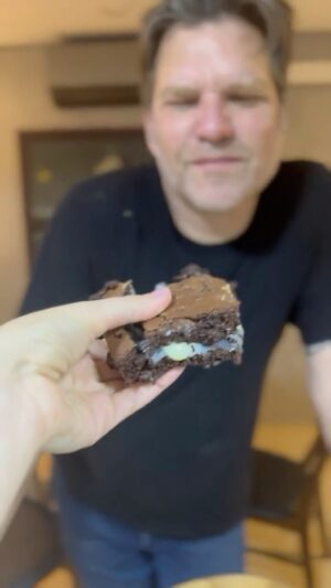 Carlos Bertolazzi Instagram - Hoje tem 🍫BROWNIE COM LEITE CONDENSADO🍫

600g de açúcar orgânico 
300g de açúcar mascavo
6 ovos
300g de manteiga derretida
450g de farinha 
180g de cacau 100% em pó
1 lata de leite condensado 

#doce #brownie #receita #receitasimples #receitafacil