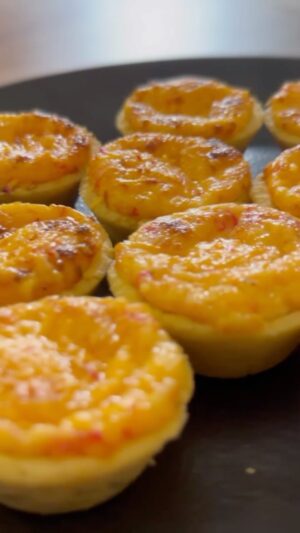 Carlos Bertolazzi Instagram - HOJE TEM 🧀 EMPADINHA DE QUEIJO DO REINO 🧀

Rendimento 24 empadinhas

MASSA

300g de farinha de trigo
130g de margarina com sal
1 ovo

RECHEIO

500ml de leite
50g de margarina com sal
50g de farinha de trigo
200g de queijo do reino ralado
Noz moscada e pimenta a gosto