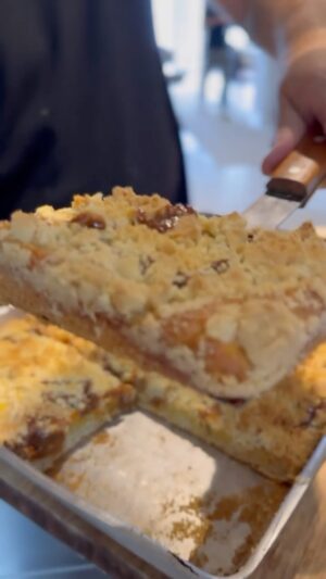 Carlos Bertolazzi Instagram - Hoje tem 🥮 CUCA DE BANANA COM DOCE DE LEITE 🥮

Quem comeu achou a melhor cuca da vida. Se eu fosse você faria essa receita ainda hoje 

100ml de leite morno
10g de fermento seco (sachê)
60g de açúcar
500g de farinha de trigo
5g de sal
1 ovo
50g de banha

400g de farinha de trigo
250g de açúcar
200g de manteiga
Raspa de limão

6 bananas maduras
400g de doce de leite