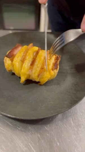 Carlos Bertolazzi Instagram - Hoje tem 🥓BATATA COM QUEIJO E BACON🥓 

Nesse dia mundial do bacon uma receita fácil que todo mundo vai gostar

4 batatas
100g de bacon
100g de queijo semi duro
Azeite

#bacon #batata #queijo #receitafacil