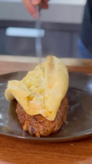 Carlos Bertolazzi Instagram - Hoje tem 🍳🍚 OMURICE - OMELETE TURBINADO 🍚🍳

ARROZ FRITO

1 xícara de arroz
2 xícaras de água
1/2 cebola
1 colher de sopa de manteiga 
1 filé de peito de frango em cubos
Sal a gosto
1/2 xícara de catchup

OMELETE

4 ovos
1 colher de sopa de azeite 
Sal a gosto
Catchup a gosto

Prato: Linha GEO @portobrasilceramicaoficial 
Panelas: Linha Diamond @brinoxoficial 
Mesa e tábua: @woodfuturebrasil