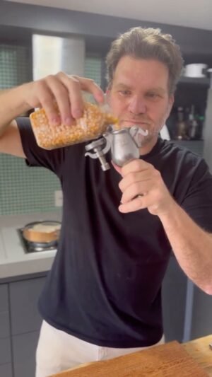 Carlos Bertolazzi Instagram - Hoje tem 🍿💥PIPOCA EXPLOSIVA CARAMELIZADA💥🍿

A pipoca doce perfeita existe e eu posso provar.

1/2 xícara de milho para pipoca
Óleo

1 xícara de chá de açúcar 
1 colher de água 
1 colher de vinagre de arroz
1 colher de manteiga 
100g de creme de leite
