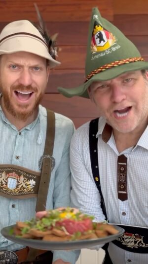 Carlos Bertolazzi Instagram - Hoje tem 🇩🇪HACKEPETER 🇩🇪

Vem aprender um prato típico alemão pra entrar no clima da Oktoberfest 

500g de filet mignon moído
1 colher de chá de cominho
1 colher de chá de páprica
1 colher de chá de raiz forte
1 colher de sobremesa de catchup
1 colher de sobremesa de mostarda escura
30ml de conhaque
50ml de azeite extravirgem 
2 colheres de sopa de alcaparras
Sal a gosto
1 gema de ovo
Torradas
Brotos

#hackepeter #carnecrua #tartar #carnedeonça #alemanha #oktoberfest #blumenau