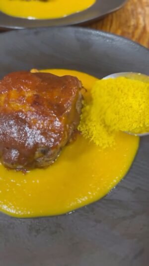 Carlos Bertolazzi Instagram - Hoje tem 🐽 COSTELINHA COM BBQ CASEIRO 🐽

Pra justificar a bagunça na cozinha ontem, estou postando a receita que preparei pro jantar

3/4 xícaras de catchup
1/2 xícara de vinagre de maçã 
1/4 xícara de açúcar mascavo
1 colher de chá cheia de páprica defumada
1 colher de chá rasa de sal
Pimenta do reino

1 costelinha suína 

1/2 abóbora japonesa
1 cebola
2 dentes de alho
Caldo de legumes para cobrir
1 colher de chá rasa de canela
1 colher de chá rasa de sal

Farofa
Salsinha picada