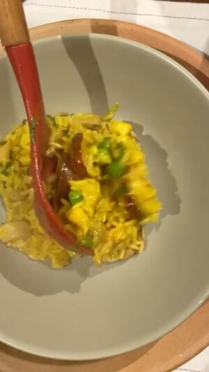 Carlos Bertolazzi Instagram - Hoje tem 🍚 ARROZ DE P&t* RICA 🍚

Dizem que essa receita foi criada por uma cafetina no Goiás que queria servir uma versão mais “rica” que a galinhada. 

4 sobrecoxas de frango
1 lingüiça calabresa
1 tira de costelinha defumada
2 xícaras de arroz
1 cebola picada
1 dentes de alho picado
150g de bacon
4 colheres de ervilhas frescas
1 espiga de milho verde
4 colheres de sobremesa de açafrão-da-terra
4 xícaras de caldo de galinha
Salsinha e cebolinha
Sal a gosto

#receitas #receitasimples #arroz #goias