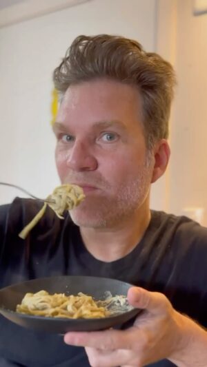 Carlos Bertolazzi Instagram - Hoje tem 🍋 TAGLIATELLE COM PESTO DE LIMÃO 🍋

250g de tagliatelle 
80g de grana padano
50g de amêndoas tostadas
Suco de 1 limão siciliano
Manjericão 
1 dente de alho 
Raspas de limão siciliano

Eu usei Grana dos Laura da @ouro_canastra e castanha de baru tostada.

Louça: linha GEO @portobrasilceramicaoficial 
Panelas: @brinoxoficial 
Tabuas: @woodfuturebrasil