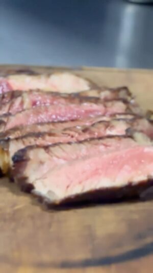 Carlos Bertolazzi Instagram - Hoje tem 🥩🫑ANCHO | CHIMICHURRI | MORRONES 🫑🥩

CHIMICHURRI

½ xícara de salsinha fresca
½ xícara de orégano seco
1 pimenta dedo-de-moça
2 colheres de sopa pimenta calabresa moída
2 dentes de alho
2 colheres de sopa de vinagre de vinho tinto
½ xícara de azeite de oliva
½ xícara de água
½ colher de sopa de sal grosso

MORRONES

2 pimentões
1 xícara de queijo colonial ralado
4 ovos

ANCHO

4 bifes com 2cm de altura
Sal e pimenta a gosto