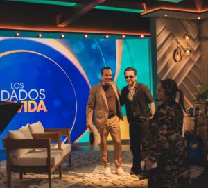 Carlos Calderon Instagram - Super orgulloso de hablar con @nodal en @hoydia con mi querida @menchaca.oficial y poniéndonos listos para jugar #LosDadosDeLaVida 🤠🤠