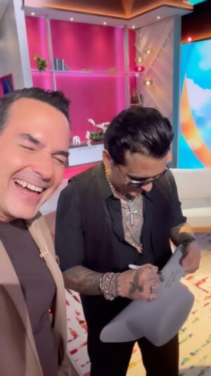 Carlos Calderon Instagram - El gran @nodal en @hoydia dejándome un autógrafo muy especial 🤠