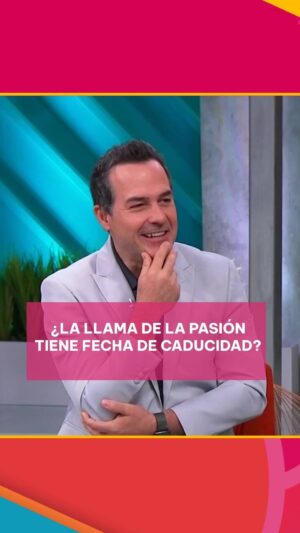 Carlos Calderon Instagram - ¿Sientes que la pasión ya no es la misma en tu relación? 🔥Para @carlitoscalderon puede haber varios aspectos que afectan esta parte de la pareja, pero él y los expertos nos cuentan cómo lidiar con eso. 🤗❤️ ¡No te pierdas del segmento completo en el link de nuestra BIO!