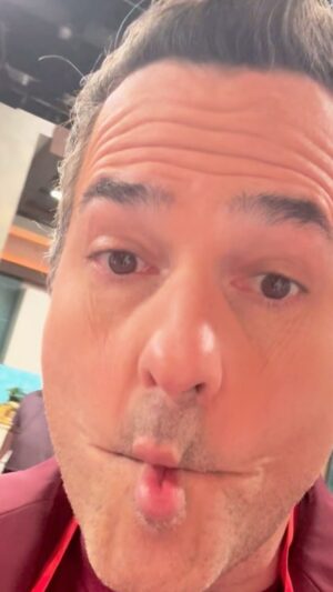 Carlos Calderon Instagram - Despliegue de talento artistico en @hoydia con @clovisnienow @pauloquevedoof @chikybombomreal @fernandoallendeoficial y @menchaca.oficial haciendo Monalisas con la boca 😂🧑🏼‍🎨🏆