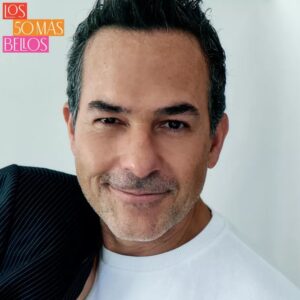 Carlos Calderon Instagram - Cuándo empecé mi carrera solía ir como reportero a la presentación de los 50 Más Bellos de @peopleenespanol con una camiseta que decía “51” visualizando con buen humor que ya era parte de ese famoso grupo. ¡Hoy esa visualización se cumple de nuevo! Siempre agradecido con @peopleenespanol y por incluirme en este grupo de guerreros hispanos que  ponemos la piel para darle cara y voz a nuestra comunidad, ahora como padre, pareja de @_vanessalyon , empresario y triunfando con el equipo de @hoydia en @telemundo con el apoyo de @alepalomera1 y @palomeragroup Muy bendecido y agradecido. ¡Felicidades a los otros 49! 

“Parece mentira pero cuando a Carlos Calderón (…) le llegó la propuesta de integrarse al programa Hoy día (Telemundo), el presentador se la pensó. “Me costó regresar”, asegura el también arquitecto que llevaba un tiempito fuera de los foros para ese entonces. “En ese período inventamos [su línea de productos para la piel] @gelatoforyourface , me convertí en papá y cuando me llegó esta oferta hasta la dudé”, comparte el también anfitrión del podcast The Carlos Calderón Show. “No lo vi tanto como que no iba a volver a estar en ningún lado”, asegura el tres veces ganador el premio Emmy sobre su salida de Univision, en enero del 2023, tras 23 años con la cadena. “Pero de alguna manera extrañaba esa dinámica [de la televisión; [el dar] ánimo, empoderar, informar”.

Entre los planes del nacido en Ciudad de México está entrar al mercado anglo, pero bajo sus propios términos. “Nunca hay que darse por vencido; hay que seguir adelante, con gallardía y con humildad”, dice el comunicador, quien es el orgulloso padre del pequeño León, su primogénito producto de su relación con la modelo y actriz Vanessa Lyon.” —M.M. 

📷 @mclarenray