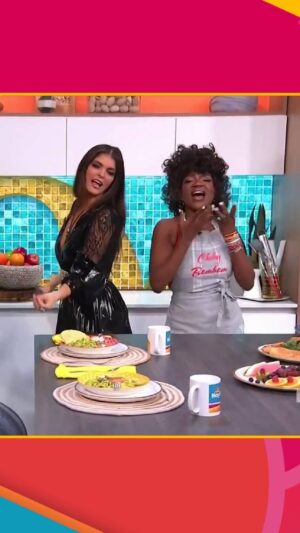 Carlos Calderon Instagram - ¡Qué manera de iniciar el día en compañía de @anabarbaramusic ! 🙌🏼☀️ La cantante nos puso a cantar y bailar mientras disfrutaba de la comida y diversión de #HoyDía 🤠🔥