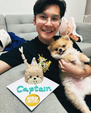 Carlos Chan Ka-Lok Instagram - Happy birthday capcap!!!
兩歲啦！大個仔啦！
求下你唔好再周圍尿尿😭😭😭🙏🙏
老豆老啦唔可以日日彎腰幫你抹
以後乖乖地就買多啲零食俾你啦

#個衰仔眼中得蛋糕
#完全唔想同我影相
#狗狗兩歲=人20歲
#即係佢20歲都仲瀨尿😓