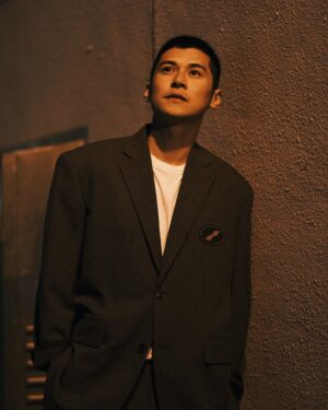 Carlos Chan Ka-Lok Instagram - 其實我幾鐘意短髮
你地點睇？

outfit: @we11done @lanecrawford
Make up: @khaki_yan
Hair: @kenricksiu_hair
Styled by: @alicemapy