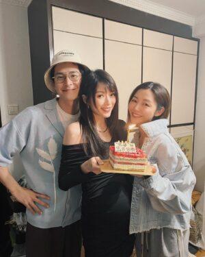 Carlos Chan Ka-Lok Instagram - Happy birthday to陳太！
錫晒你💋
乖乖地等卸貨😉